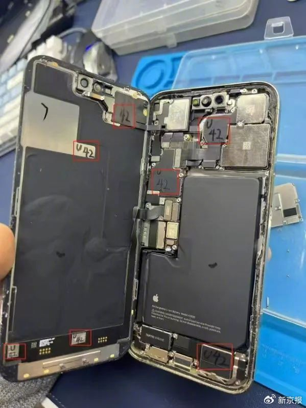 冯楠买到有问题的苹果手机，拆开机盖后看到手写编号的零部件。受访者供图