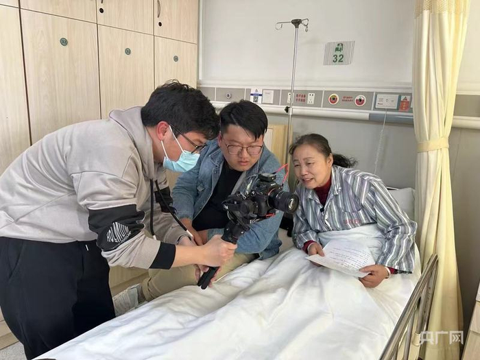 志愿者陈晓峰在拍摄环保宣传短视频（央广网发  受访者供图）