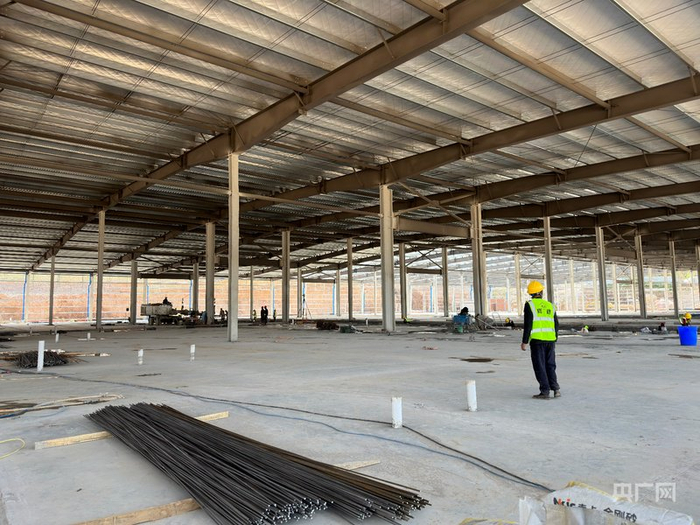 现场正在施工的工人（央广网记者  王颖摄）