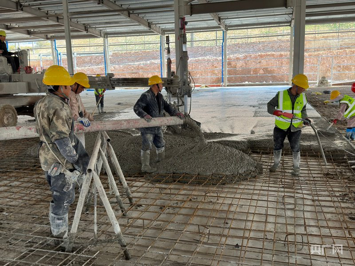 正在施工的工人（央广网记者  王颖摄）