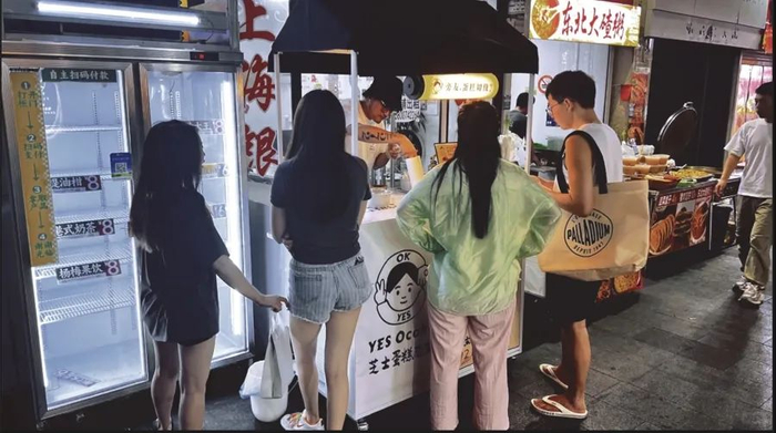 在泗泾夜市上支了小摊的年轻创业者，收获了一批年轻的粉丝。  图源网络