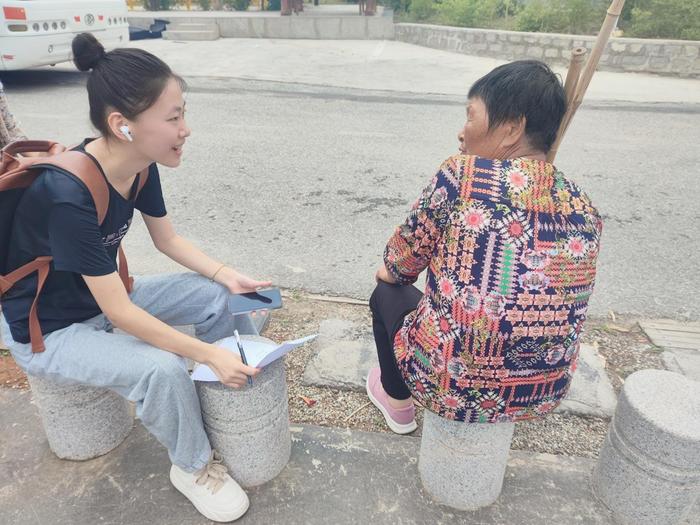 　　张裕元和初家汤村居民在路边座谈。 张裕元供图