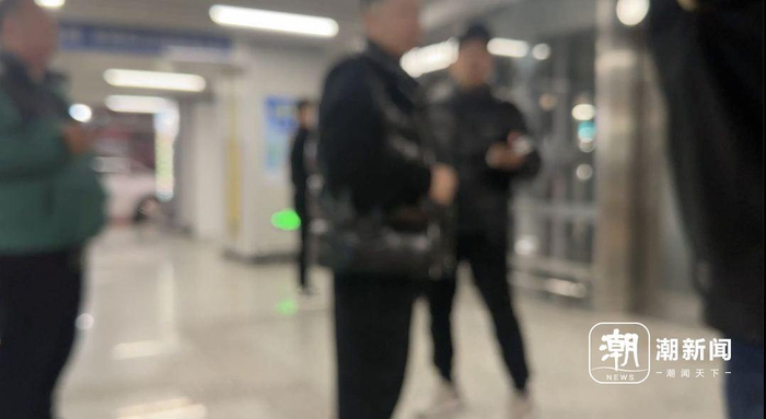 　　B3层4号电梯口聚集揽客的黄牛。潮新闻记者 沈译笃 摄