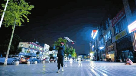 范十三在大街上展示飞剑。受访者供图