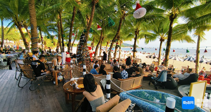 游客在大东海游玩。大东海国际滨海旅游休闲街区供图