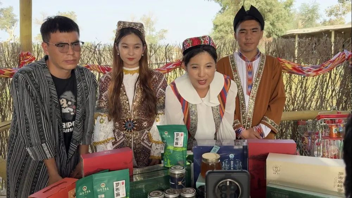 ▲2024年9月21日，在新疆尉犁县罗布人村寨景区，工作人员通过电商直播推介当地特色产品。新华社记者 阮帅 摄