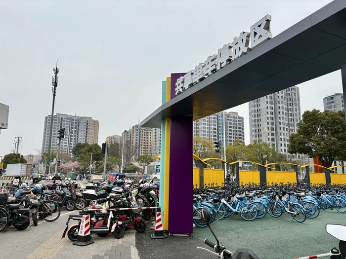 曹路镇政府去年增设的共享单车停放区。吴越摄