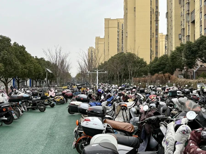 工作日上午，曹路地铁站外的部分电动车。吴越摄