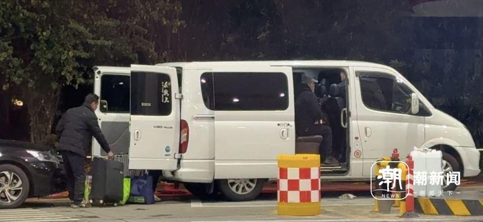 　　从萧山机场接出的旅客被转给黑车。潮新闻记者 沈译笃 摄