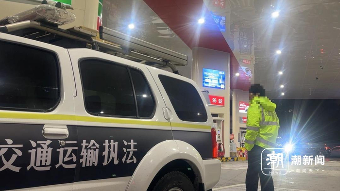 　　交通运输执法中在黑车聚集的加油站。潮新闻记者 沈译笃 摄