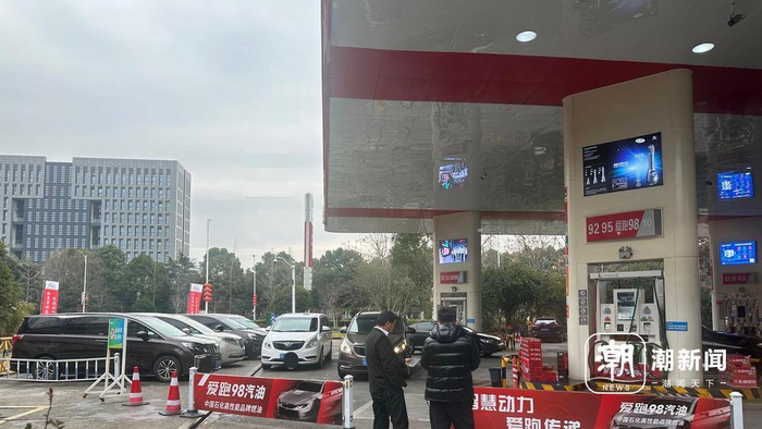 　　萧山机场附近加油站聚集的商务。潮新闻记者 沈译笃 摄