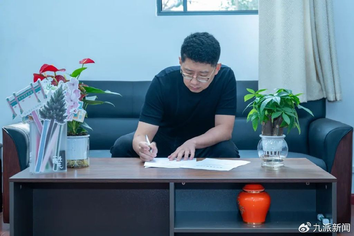 ▲赵莽签约入职武汉大学