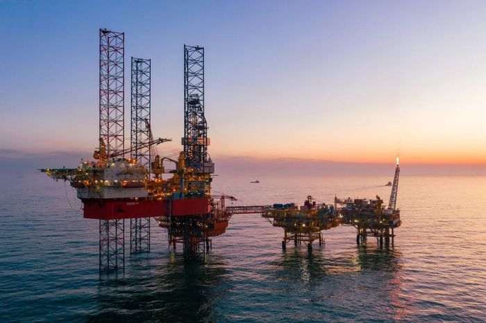 中国海油一边要求树牢“一切成本皆可降”的理念，一边提出加大科研经费投入。图为我国渤海首口超深井作业现场