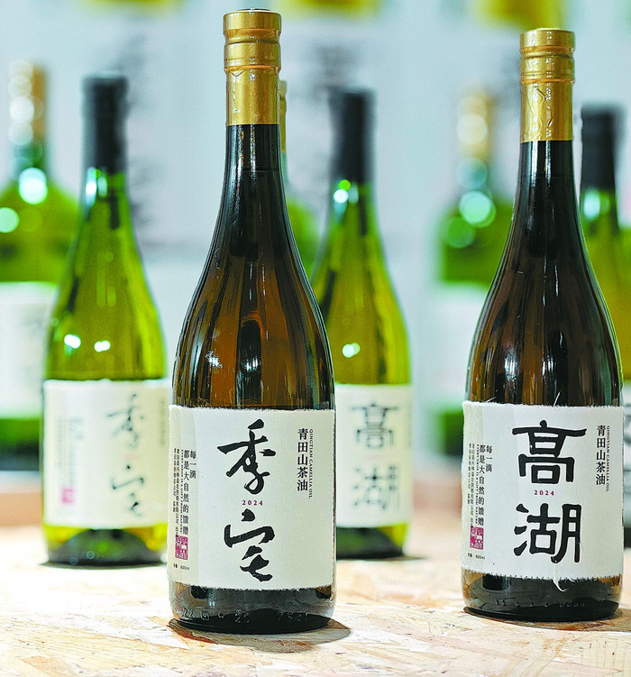 青田为各乡镇所产山茶油量身定制的包装。图片由受访者提供