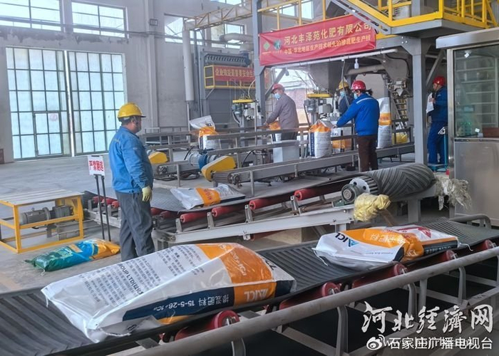 河北丰泽苑化肥有限公司工作人员在掺混肥生产线上包装产品。河北经济日报记者 石鹏飞 摄