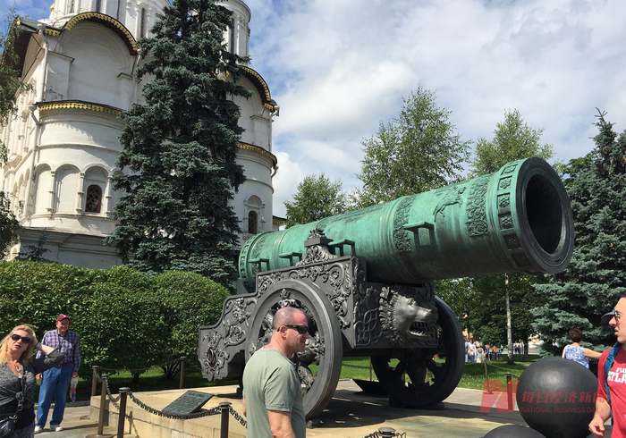 莫斯科克里姆林宫里的沙皇炮 图片来源：每经特约记者 张小婕 摄