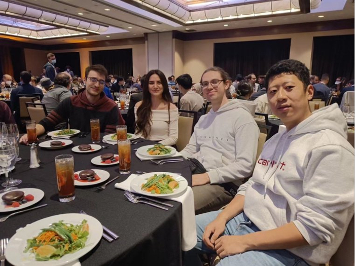 ▲赵莽（右一）和同门在Anaheim参加Usenix Security