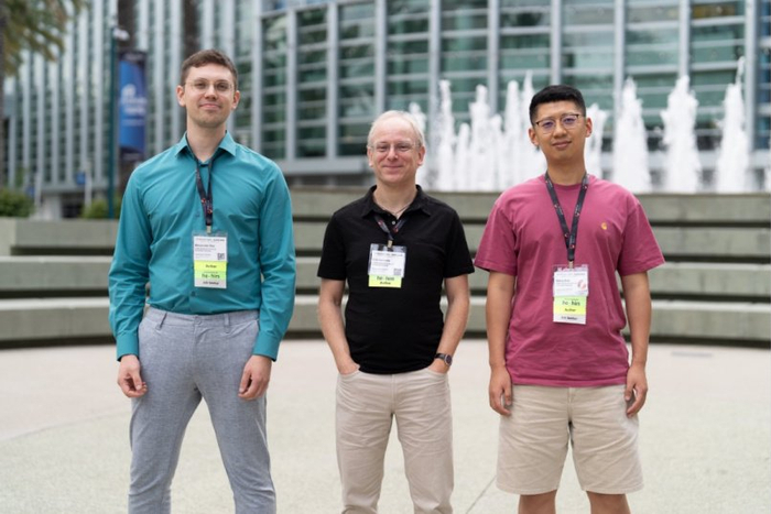 ▲赵莽（右一）与导师Cas Cremers教授（中）合影