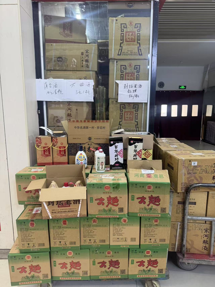 不少店铺门外堆放低价处理的产品。时代周报记者摄