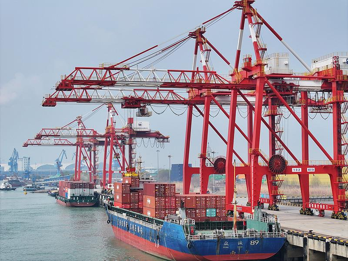 △江苏扬州港，货轮靠泊在港口装卸货物。