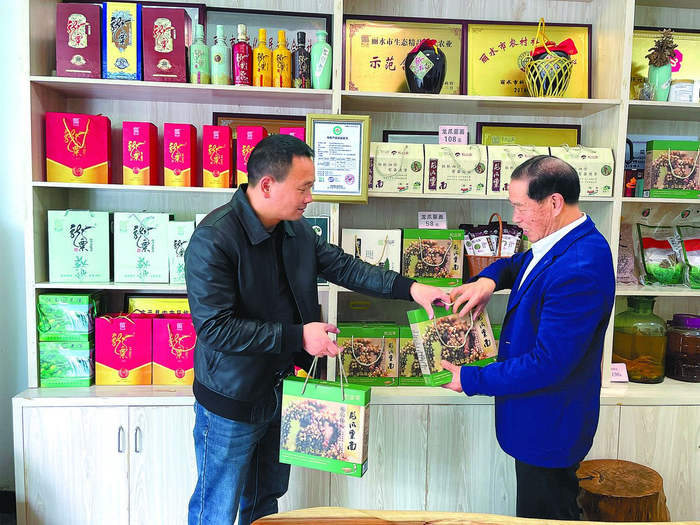 庆元农户黄立高（右）向消费者推荐龙爪粟面条。图片由受访者提供