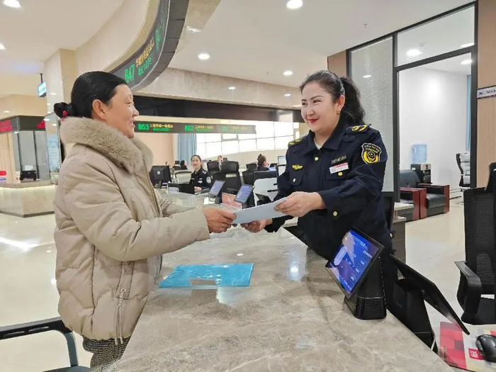 3月5日，在若羌县政务服务中心大厅市场监管局窗口，工作人员阿瓦古丽·铁木尔在为群众办理业务。郭城摄