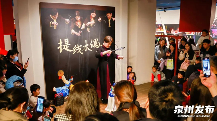 泉州市非遗馆的公益性惠民的泉州提线木偶戏演出（泉州文旅供图）