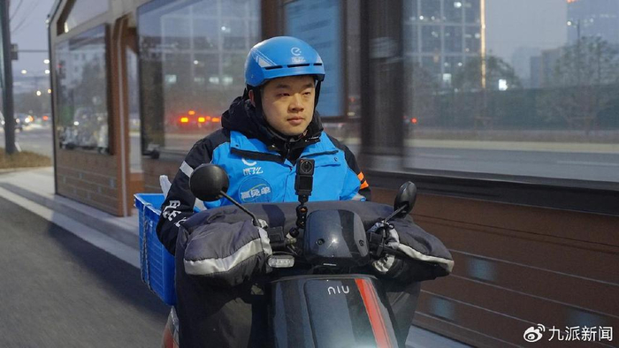 张亥秋配送途中。图/受访者提供