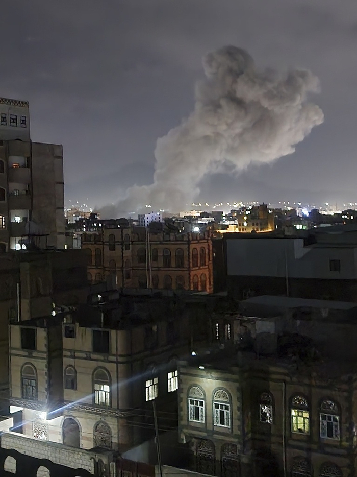 △当地时间3月15日，烟雾从也门萨那一处被美国空袭打击的地点升起。（图自美联社报道）