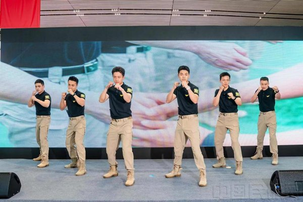 “红盾护航・秒控安途”客舱格斗技能展示现场