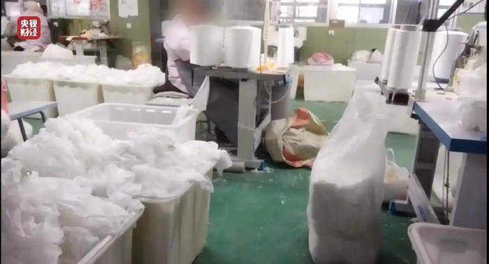 涉事企业生产车间。 图源：央视财经微博视频截图