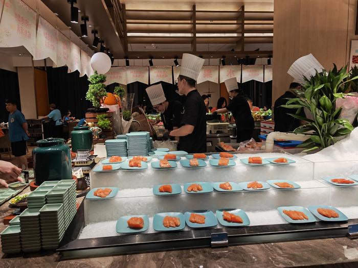 热门洗浴场所标配餐饮消费区。 王文郁/摄