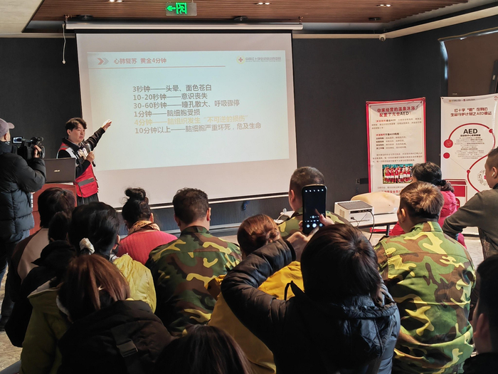 有效培训确保洗浴消费安全。 王文郁/摄