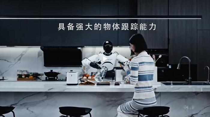 通过学习人类视频，GO-1 具备了强大的物体跟踪能力 | 图片来源：智元机器人官网截图