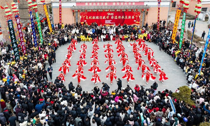 2月1日，曲阳县定瓷小镇举办“我在灵山过大年”文化活动，吸引众多游客打卡。贾民义摄