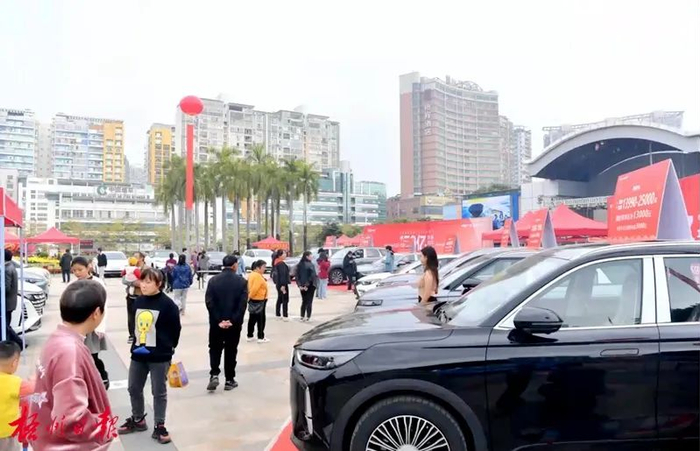  1月23日，2025年梧州市消费品以旧换新暨“梧家有礼·乐购新车”汽车消费嘉年华活动在市政广场举行。 李鸿荣 摄