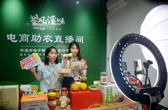 主播在直播间推介岑溪特色产品，吸引众多网友围观购买。（资料图）来源：岑溪市电子商务公共服务中心