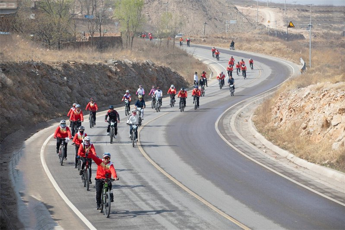 2024年6月，骑行爱好者在曲阳县太行步道上骑行。唐 笛摄
