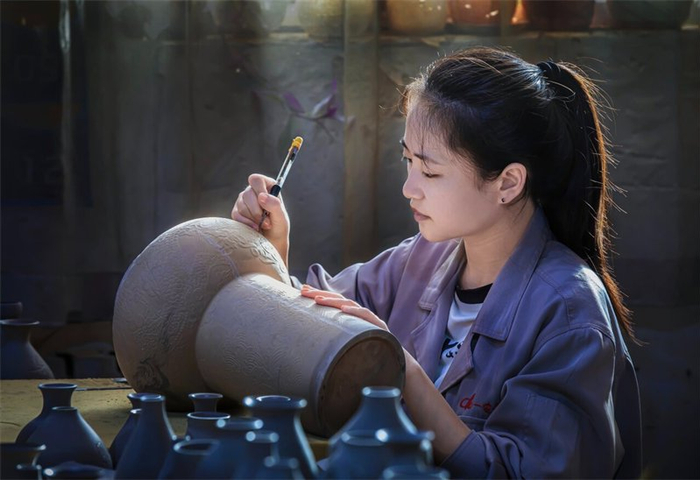 2024年10月7日，曲阳县陈氏定瓷公司工匠在定瓷坯体上刻花。 贾民义摄