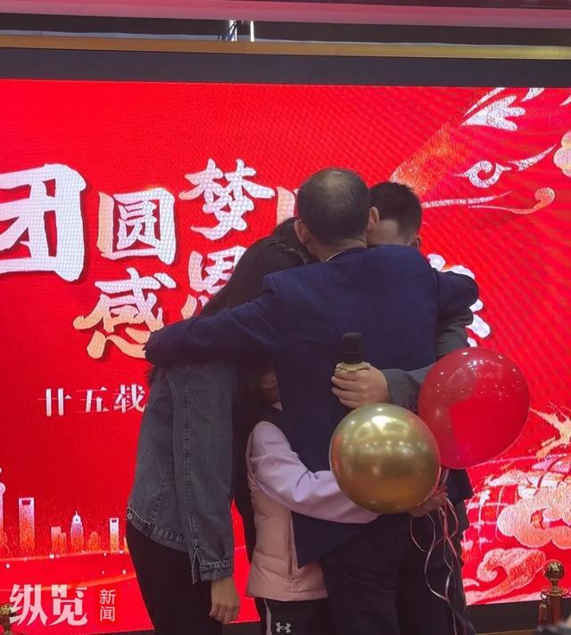 　谢岳一家人相拥在一起。（朱荣琛/摄）