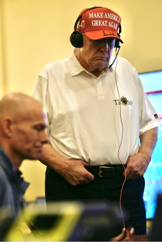 特朗普观看美军对胡塞武装开展军事行动。图源：美国白宫X平台账号