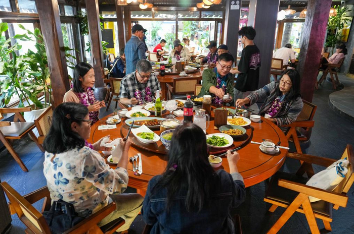 2025年2月19日，游客在西双版纳一餐厅用餐。新华社记者 陈欣波 摄