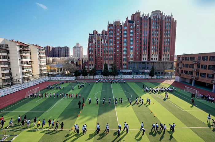 在教育、文化、体育、地下网管、城市道路、老旧房屋改造等公共领域的投资，中国还有较大的空间。图/新华