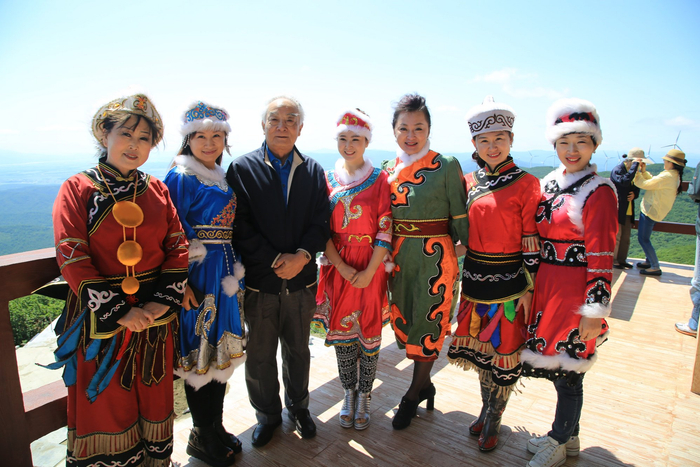 2015年胡小石在大顶子山与赫哲族群众合影（央广网发  饶河县委宣传部供图）