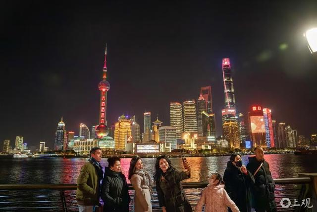 外国游客打卡外滩夜景。 孟雨涵 摄