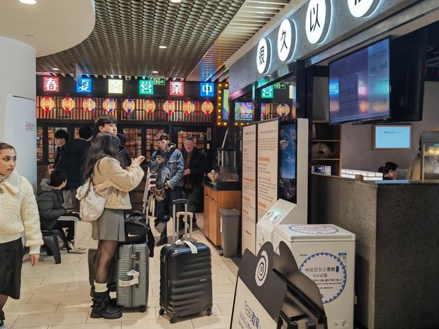 2月中旬，“很久以前羊肉串”一百店除了拖着行李箱的韩国情侣，也出现了其它国家面孔的游客。 李宝花 摄