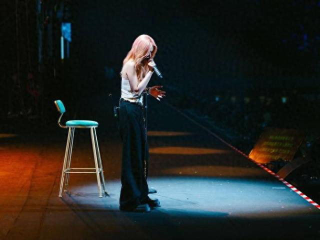 薛凯琪在3月15日晚的演唱会上 图源薛凯琪工作室