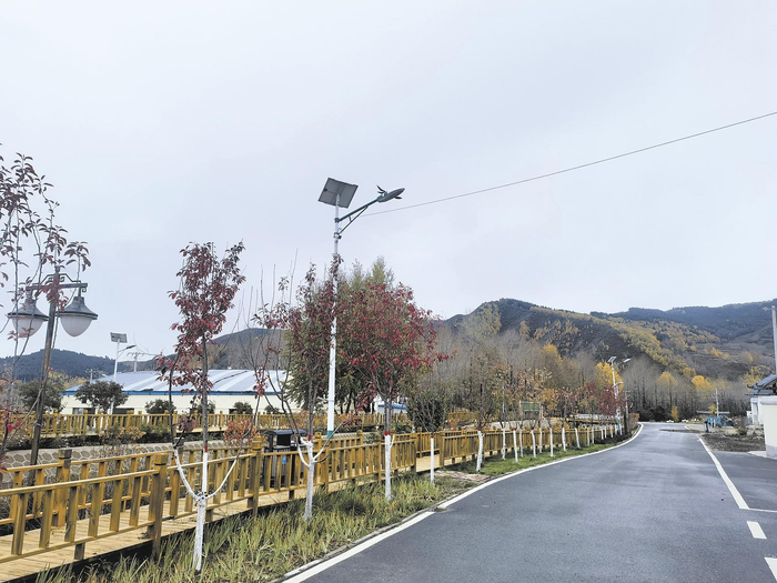 依山傍水的大通县东峡镇田家沟村，村道整洁。本报记者 咸文静 摄