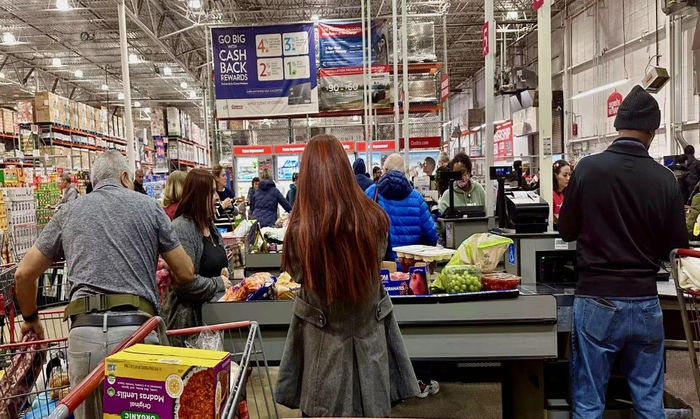 （近几个月来，美国零售商的鸡蛋价格波动频繁，多个杂货连锁店开始限购。摄/金焱）