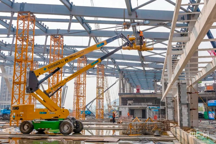 疏浚产业园建设现场，各类大型机械设备有序作业（央广网发  张玉周  摄）